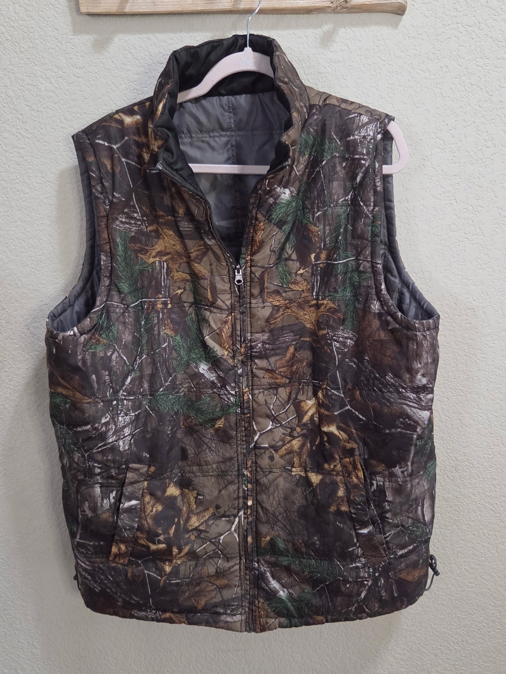Realtree Men's Camouflage Quilted Vest in Brown and Green